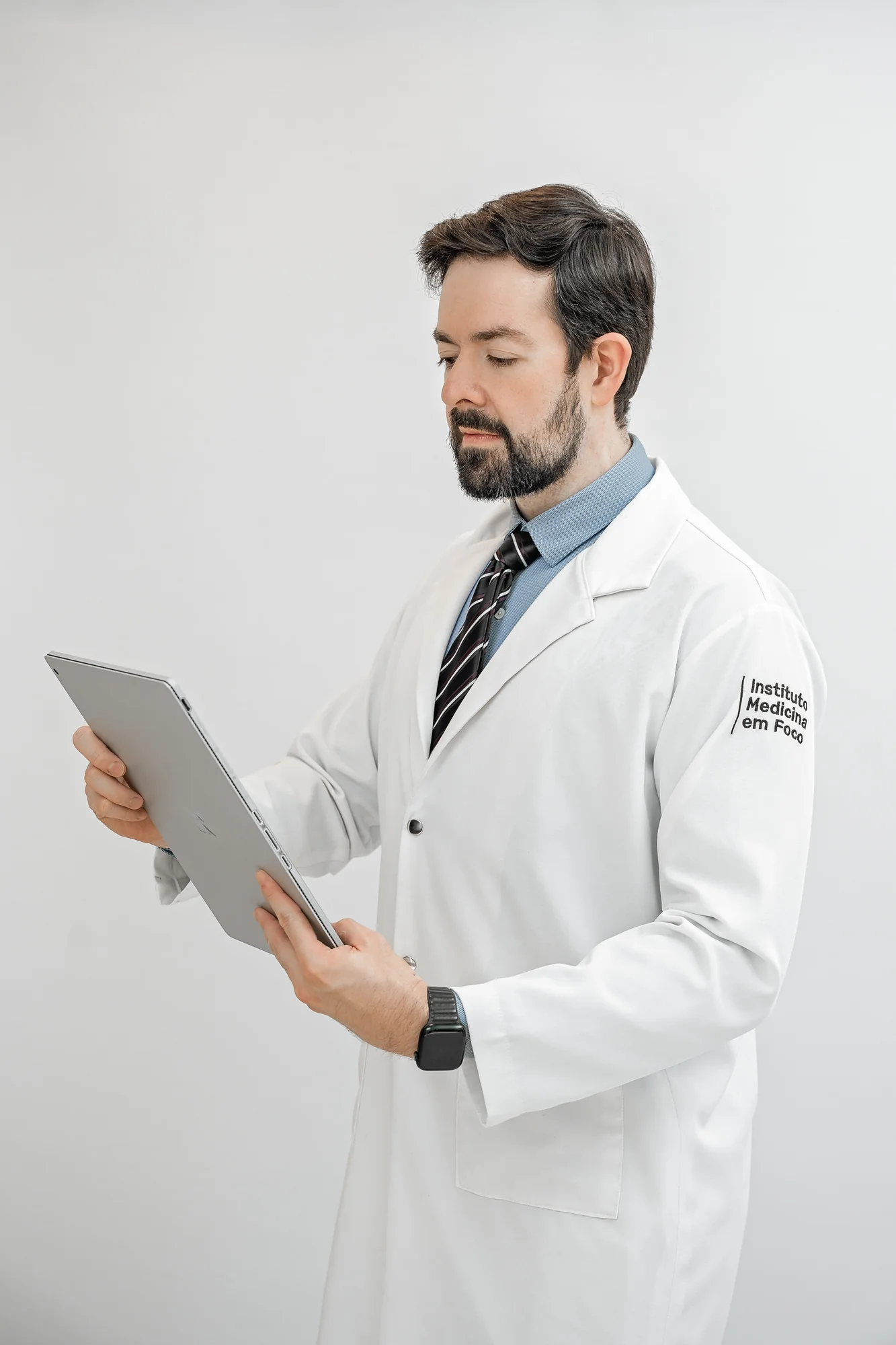 Candidíase de repetição: qual médico procurar e tratar de vez? 1 Dr. Celso Mendanha, infectologista em São Paulo