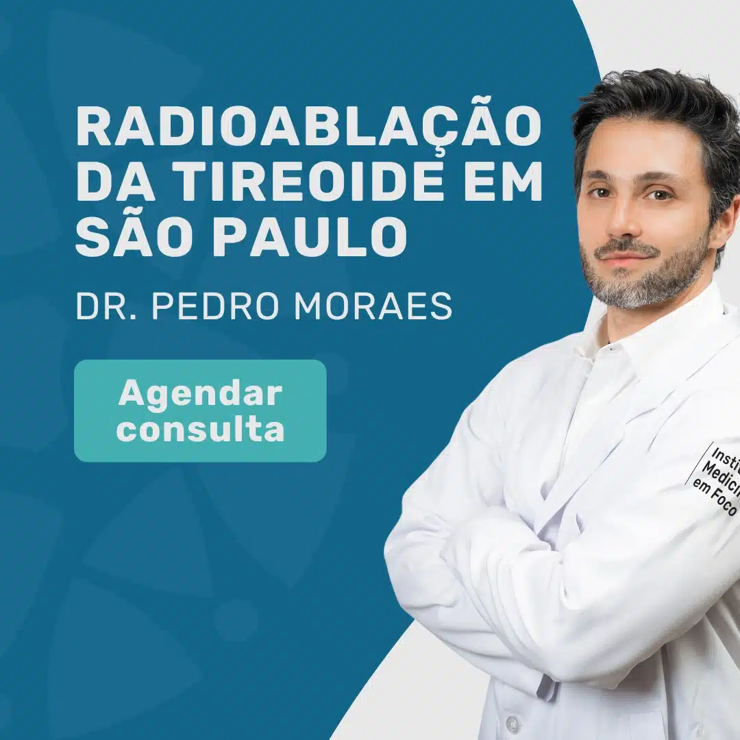 Especialista em Hérnia Incisional | Dr. Rodrigo Barbosa 4 Cirurgião revisando exame de imagem do abdome com o paciente.
